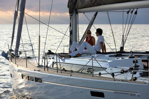 This 50.0' Jeanneau cand take up to 10 passengers around Athens