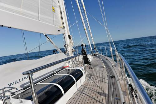 Up to 7 persons can enjoy a ride on this Schooner boat