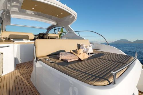 This 45.0' AZIMUT cand take up to 10 passengers around Samui