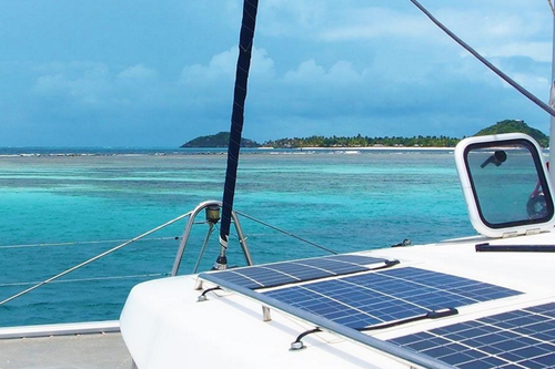 Discover Tortola surroundings on this 440 Lagoon boat