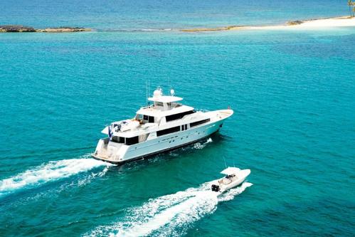 Up to 10 persons can enjoy a ride on this Motor yacht boat