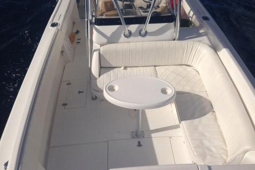 This 32.0' Intrepid cand take up to 9 passengers around St. Thomas