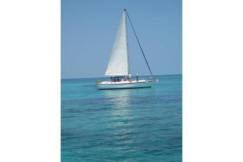 Discover Nassau surroundings on this Out Island 41 Morgan boat