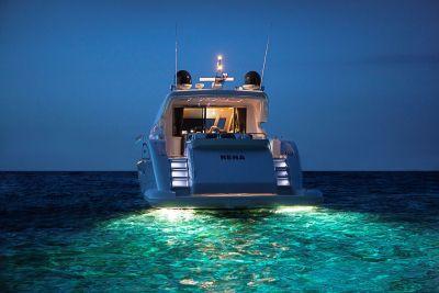 This 72.0' Alfamarine cand take up to 8 passengers around Elliniko
