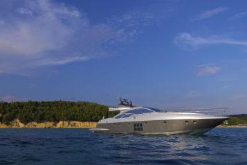 This 86.0' Azimut cand take up to 8 passengers around Elliniko