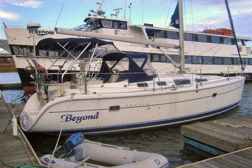 This 36.0' Hunter cand take up to 6 passengers around Jersey City