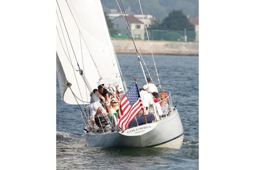 This 39.0' Nevins Boatyard cand take up to 13 passengers around Newport