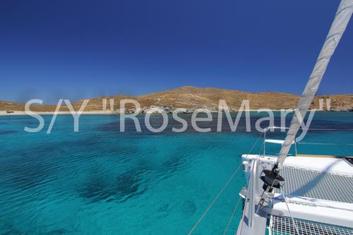 This 38.0' Lagoon cand take up to 6 passengers around Alimos
