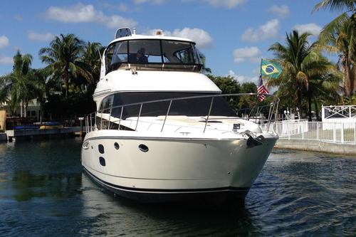 Discover Miami Beach surroundings on this 441 Meridian  boat