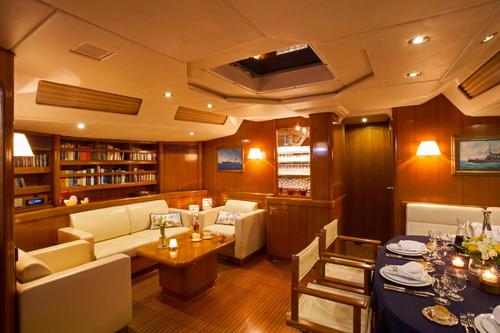 Up to 6 persons can enjoy a ride on this Cruiser racer boat
