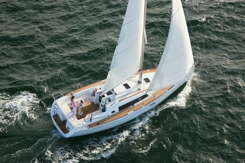 Up to 6 persons can enjoy a ride on this Beneteau boat