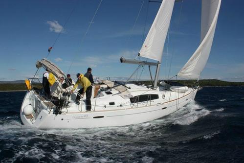 This 43.0'  Beneteau cand take up to 8 passengers around Athens