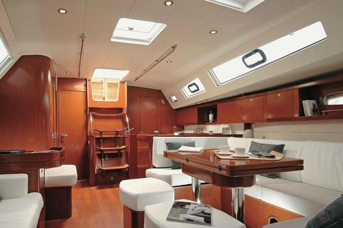 This 50.0' Beneteau cand take up to 10 passengers around Athens