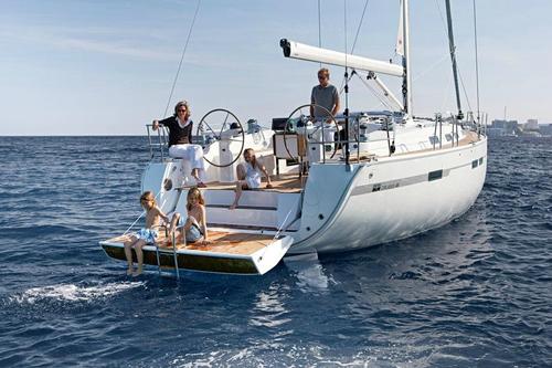 This 46.0' Bavaria cand take up to 8 passengers around Athens