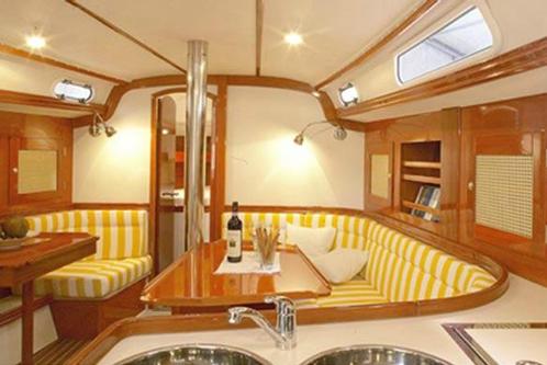 This 37.0'  Hanse cand take up to 6 passengers around Athens