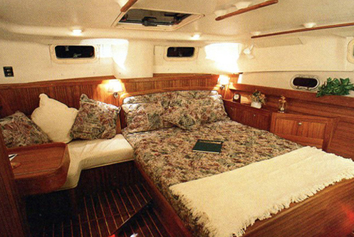 This 45.0' Hunter cand take up to 6 passengers around Pompano Beach