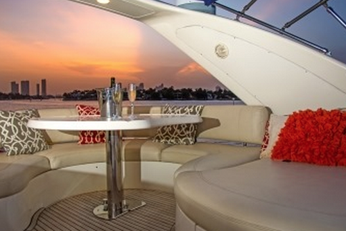 This 68.0' Azimut cand take up to 12 passengers around Miami