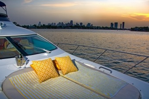 Discover Miami surroundings on this Motor Yacht Azimut boat