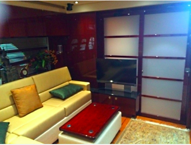 Up to 12 persons can enjoy a ride on this Sea Ray boat