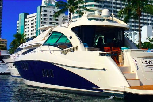This 60.0' Sea Ray cand take up to 12 passengers around Miami