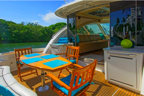 Discover Miami surroundings on this Sundancer Sea Ray boat
