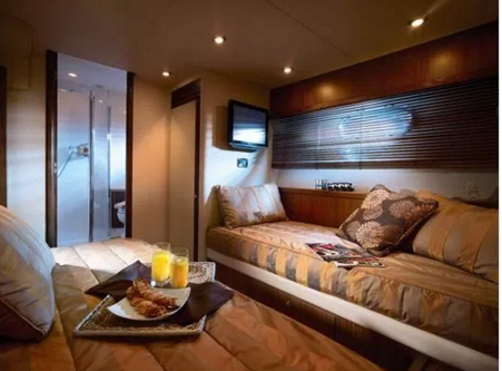 Discover Tortola surroundings on this Manhattan Sunseeker boat