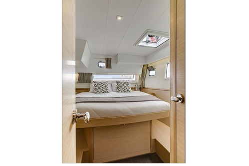 This 42.0' Lagoon cand take up to 9 passengers around Road Town