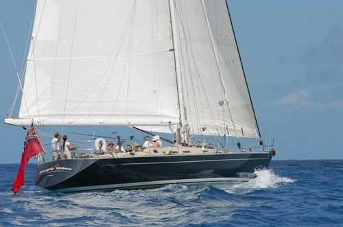 Up to 6 persons can enjoy a ride on this Sloop boat