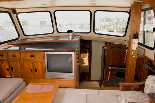 Up to 6 persons can enjoy a ride on this Trawler boat