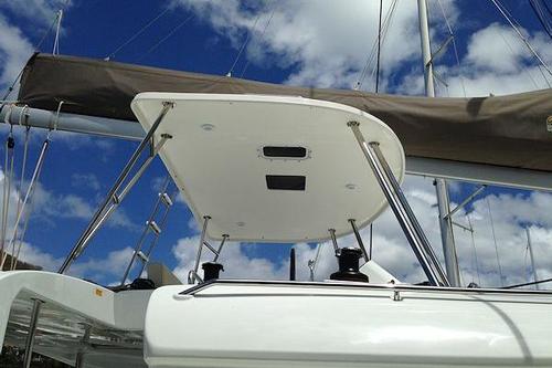 This 45.0' Lagoon cand take up to 12 passengers around Road Town