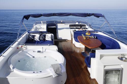 Boating is fun with a Motor yacht in Elliniko