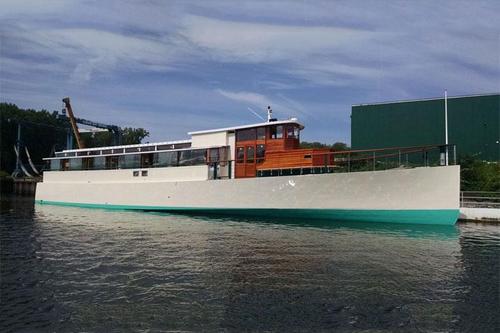 Discover New York surroundings on this Classic Commuter Yacht Scarano Boat Building boat