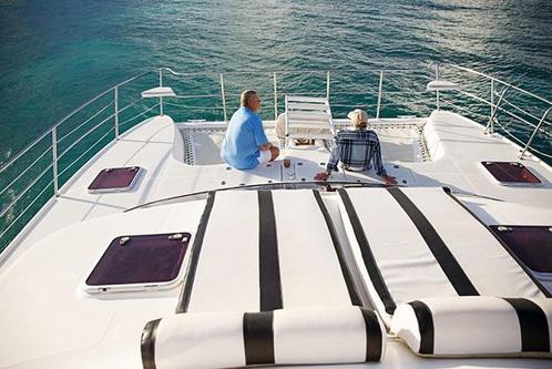 Discover Turtle Cove surroundings on this 420 Africat boat