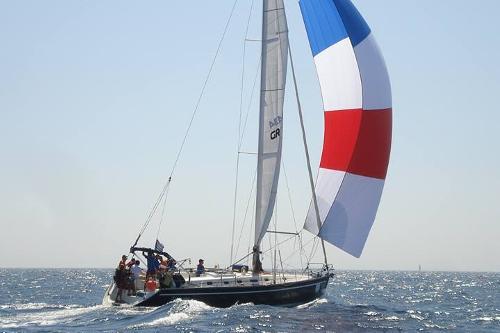 Up to 11 persons can enjoy a ride on this Sloop boat