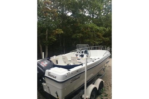 This 21.0' Sea Swirl cand take up to 8 passengers around East Hampton