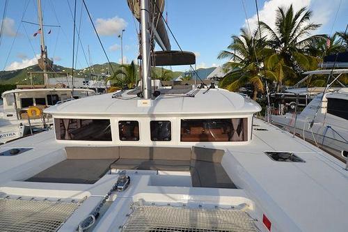This 45.0' Lagoon cand take up to 10 passengers around Road Town