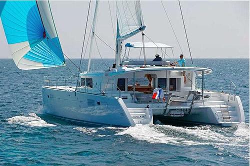Discover Road Town surroundings on this 450 Lagoon boat