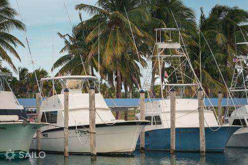 This 50.0' Carolina cand take up to 6 passengers around Miami Beach