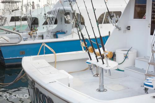 This 53.0' Hatteras cand take up to 6 passengers around Miami Beach