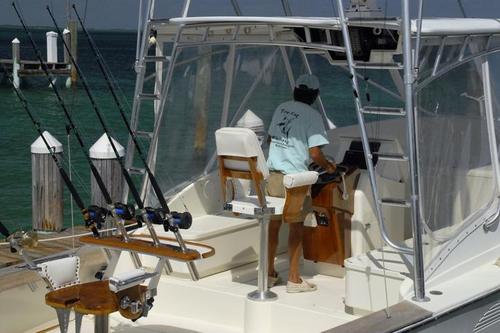 This 34.0' Custom cand take up to 6 passengers around Eleuthera