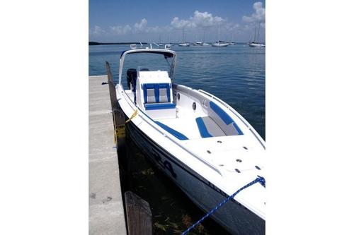 Up to 10 persons can enjoy a ride on this Center console boat