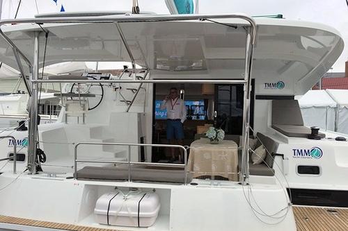 This 42.0' Lagoon cand take up to 9 passengers around Road Town