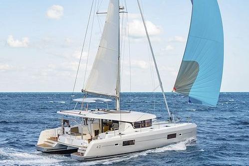 This 42.0' Lagoon cand take up to 9 passengers around Road Town