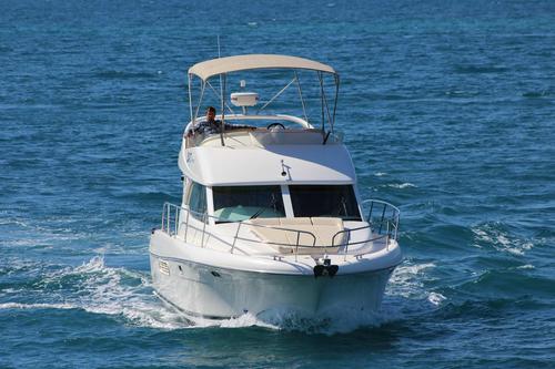 Up to 10 persons can enjoy a ride on this Jeanneau boat