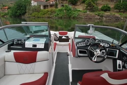 This 57.0' Estaleiro cand take up to 8 passengers around Pinhao