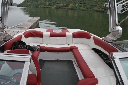 Discover Pinhao surroundings on this Mastercraft X25 Estaleiro boat