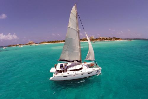 Catamaran boat for rent in Cancun