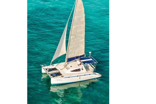 Spend an unforgettable day on Cancun waters !