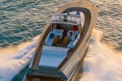 Try this luxury motorboat on St Tropez's waters !