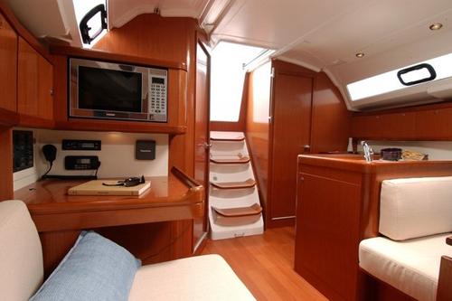 Up to 8 persons can enjoy a ride on this Classic boat
